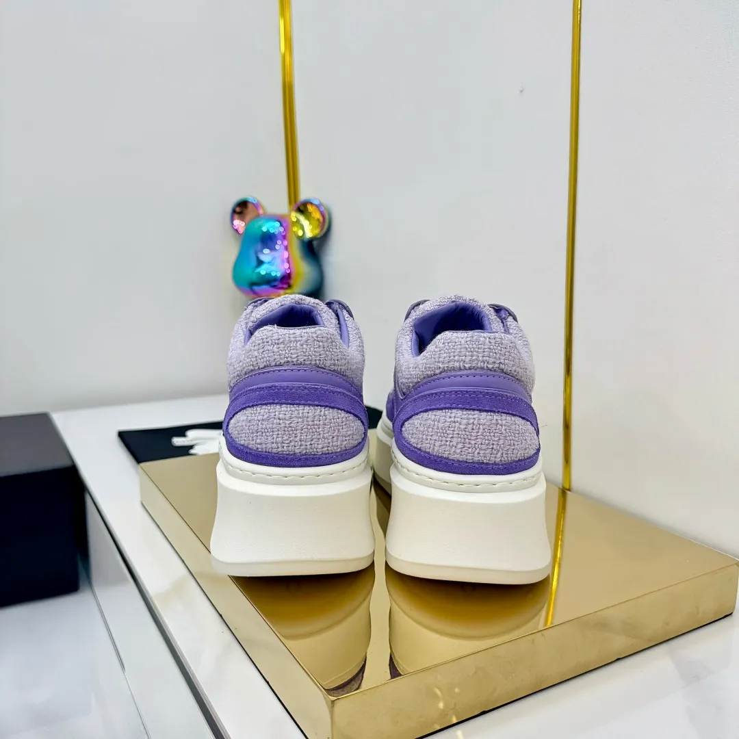 👟👟Ex-factory price 680👟👟 Upgraded version, upgraded version, upgraded version! No rebuttal accepted! ! ! ! Chanel Chanel panda shoes! 2025 counter's top casual sports shoes. This classic design; the upper is electro-embroidered with a variety of techniques; the outsole is fashionable and sporty; the unusual inclusion of a variety of color matching elements... The diversified mix and match is very good-looking and versatile, and can be used for leisure, fashion, sports, and outdoor... ꫛꫀꪝ Go➫ Materials: ❶Upper made of: original imported first-layer silk cowhide + original waterproof cloth + original first-layer cowhide ❷Inner lining: Original Yangli+Net ❸Outsole based on: Original TPU combination outsole Counter boutique packaging complete set for women 35–41 👉 👉 👉 👉 👉 👉 👉